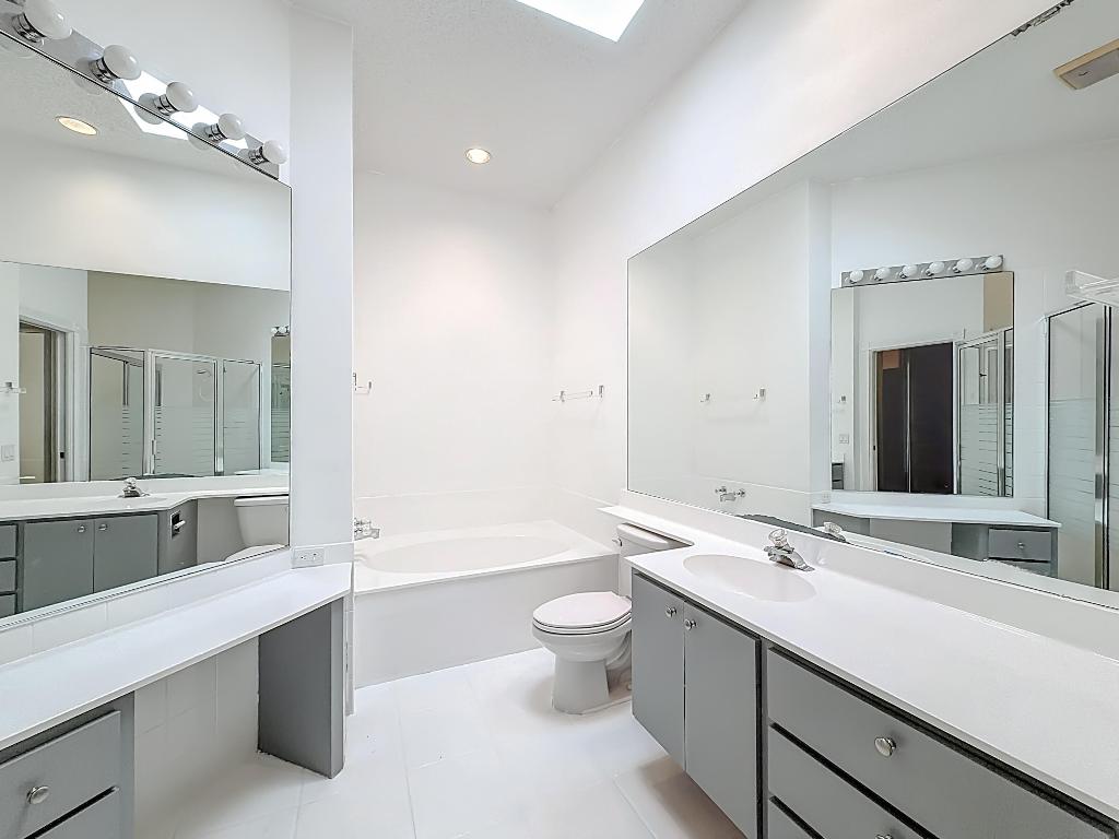 240 NW Bentley Circle