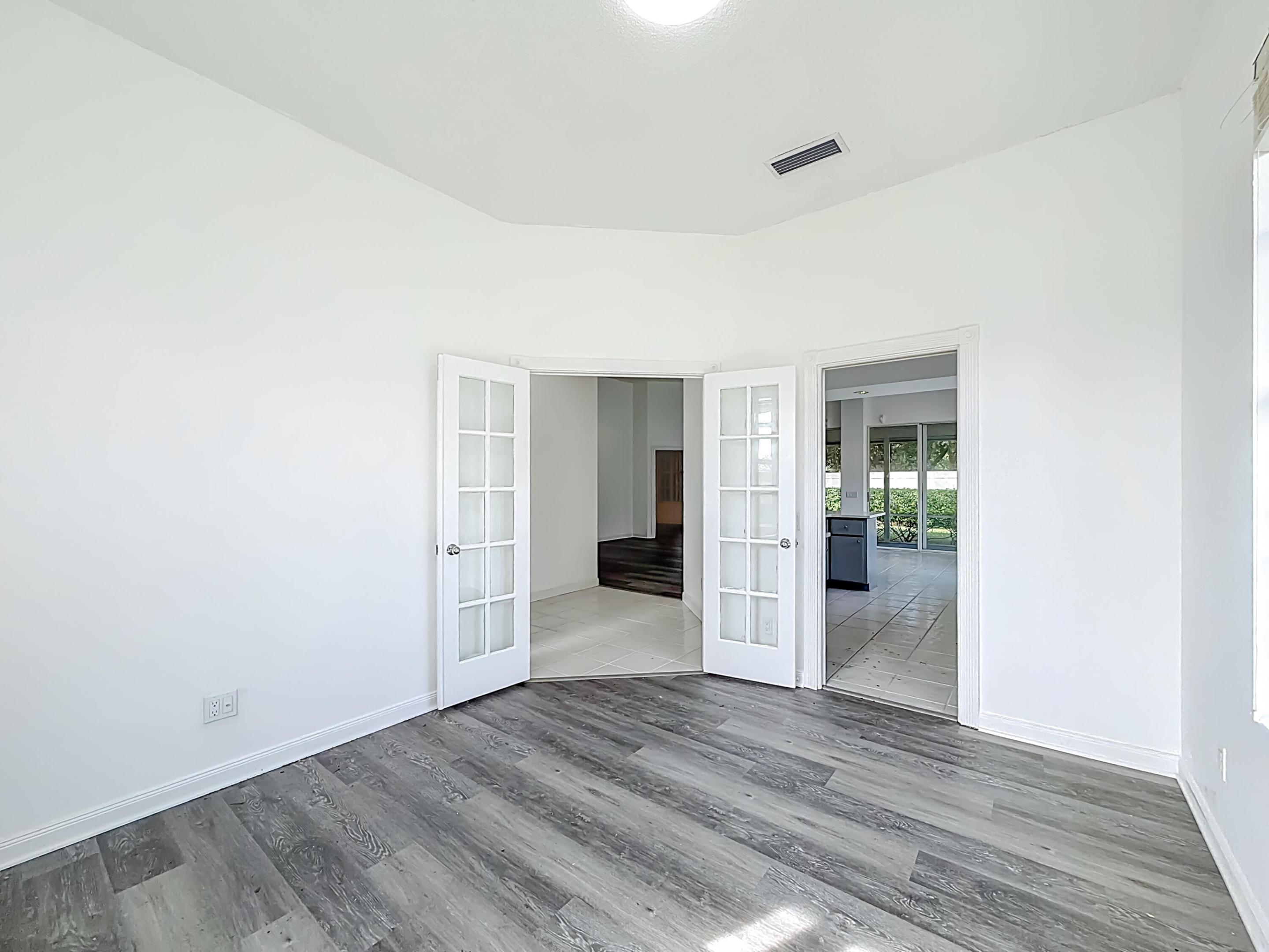 240 NW Bentley Circle