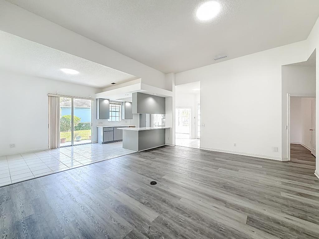 240 NW Bentley Circle