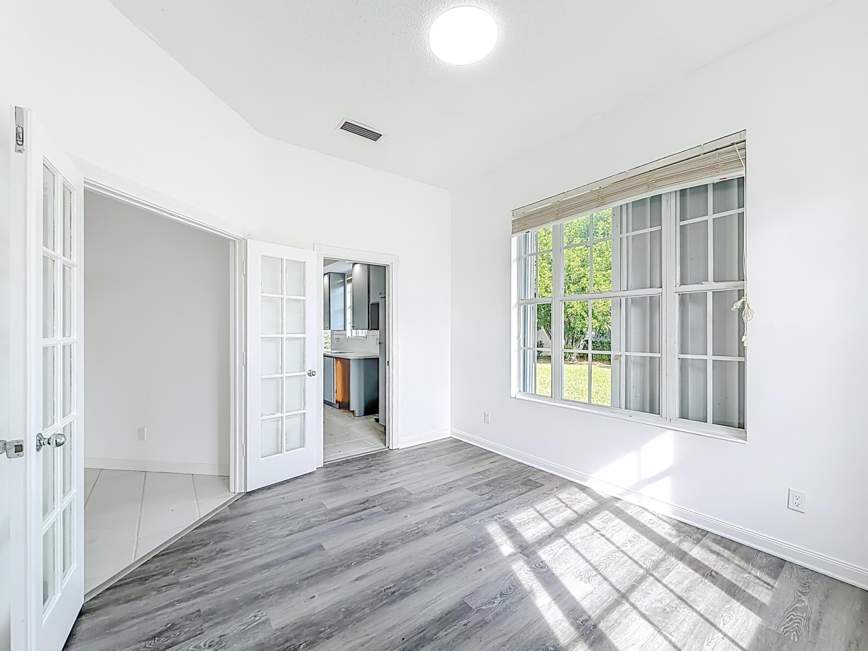 240 NW Bentley Circle