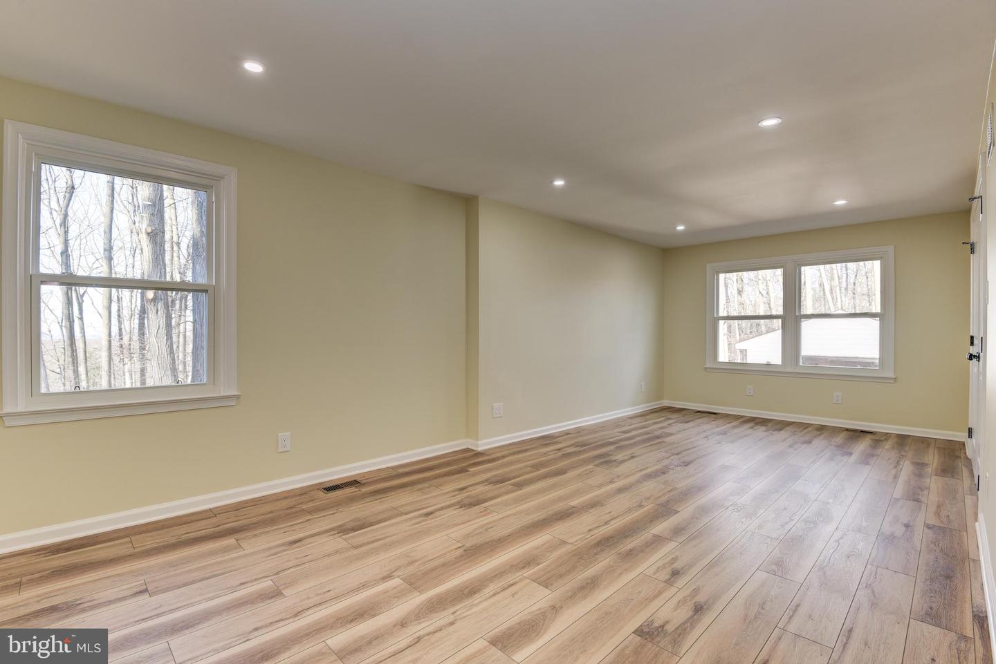 4124 Larson LANE