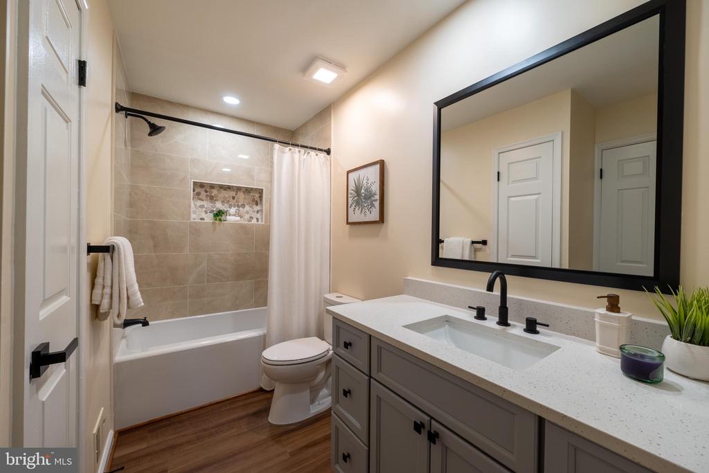 12 SOLITAIRE CT.