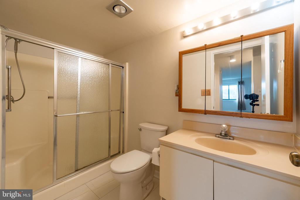 15101 INTERLACHEN DRIVE 1-924