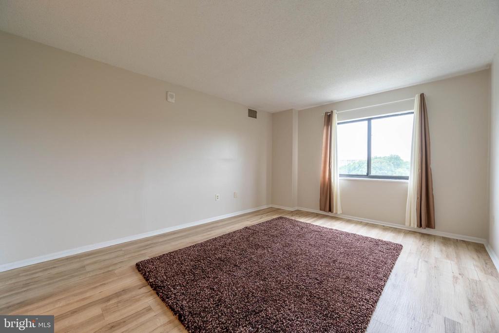 15101 INTERLACHEN DRIVE 1-924