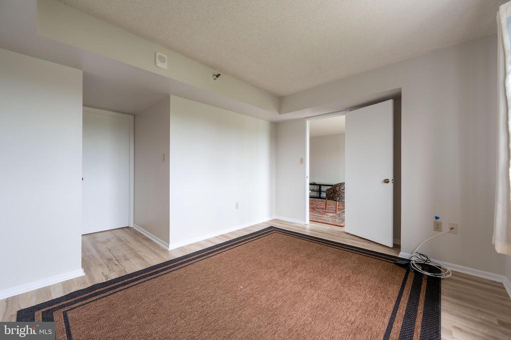 15101 INTERLACHEN DRIVE 1-924