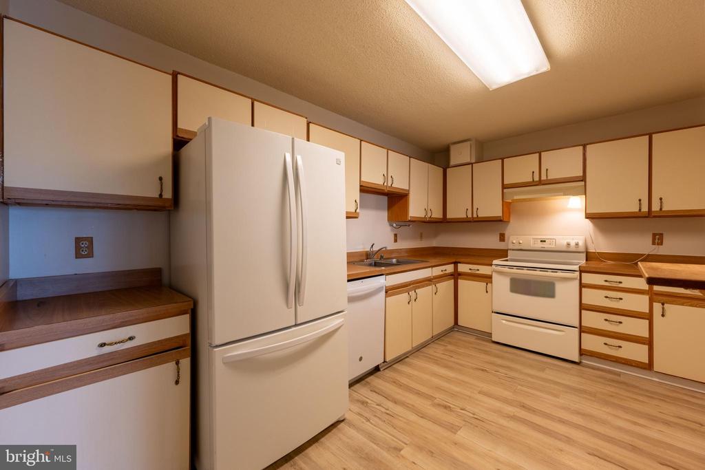 15101 INTERLACHEN DRIVE 1-924