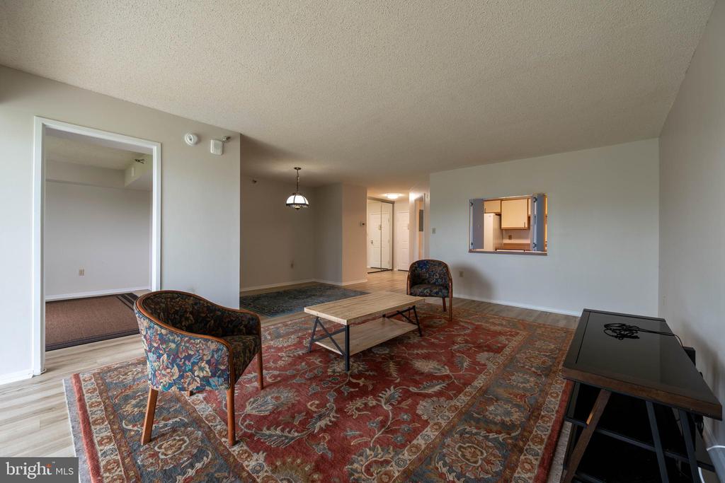 15101 INTERLACHEN DRIVE 1-924