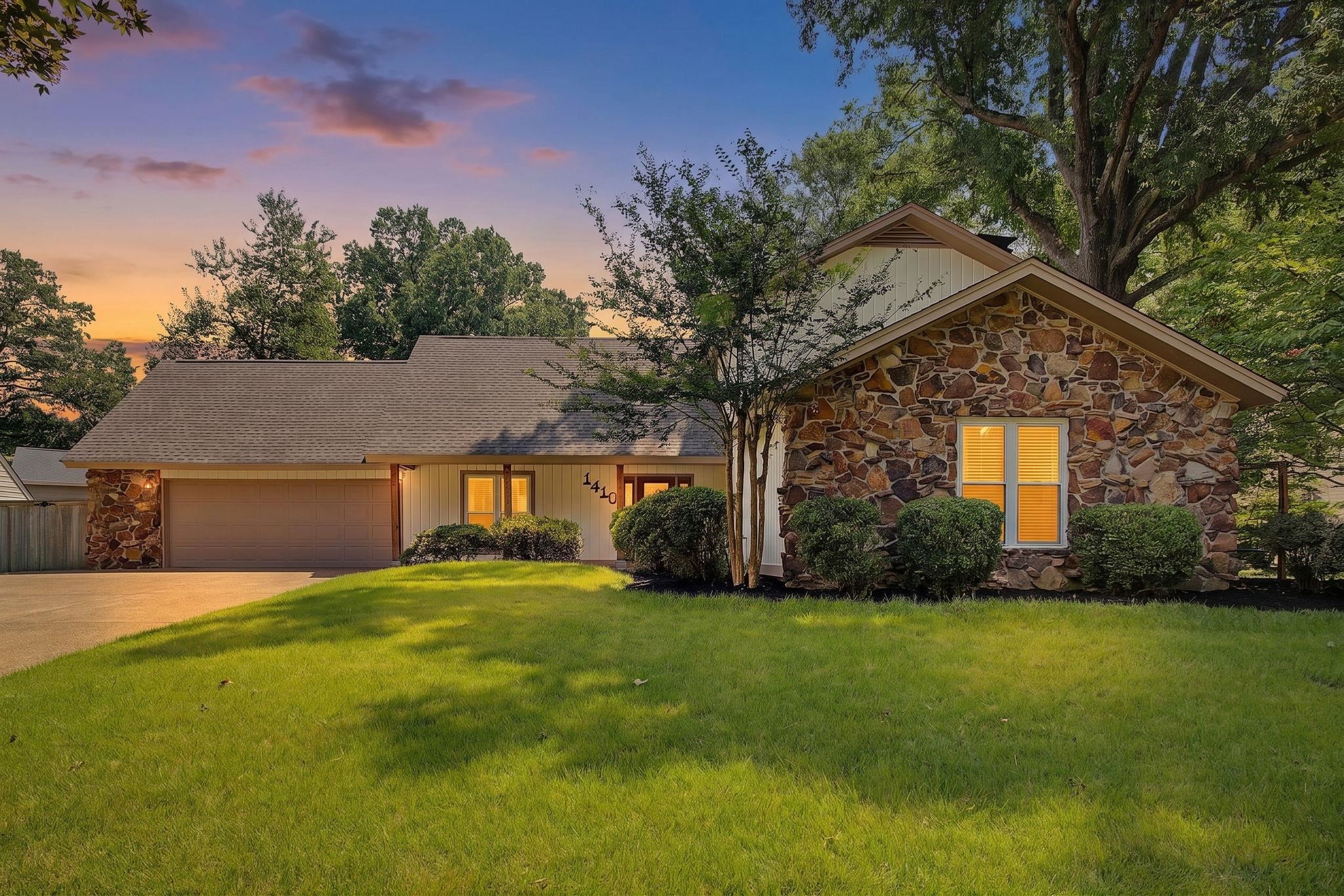 1410 RIVERWOOD CV