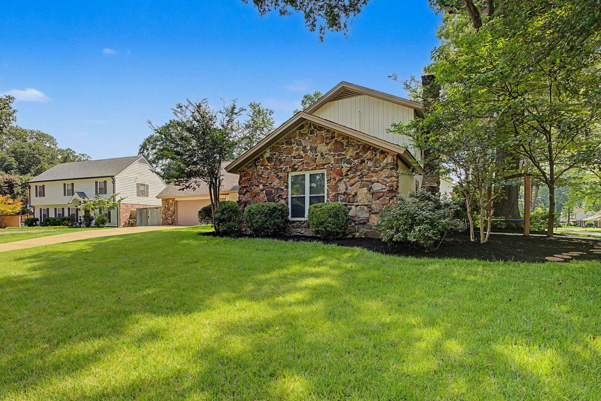 1410 RIVERWOOD CV