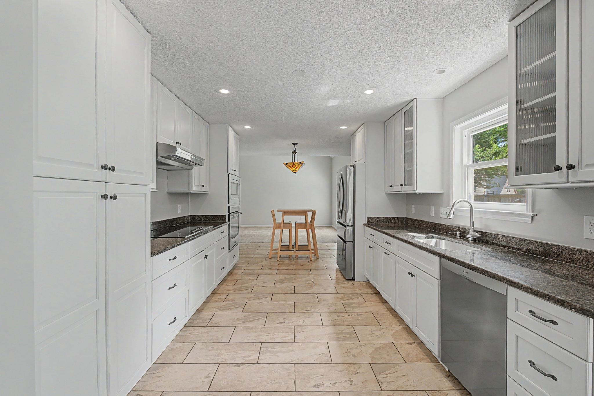 1410 RIVERWOOD CV