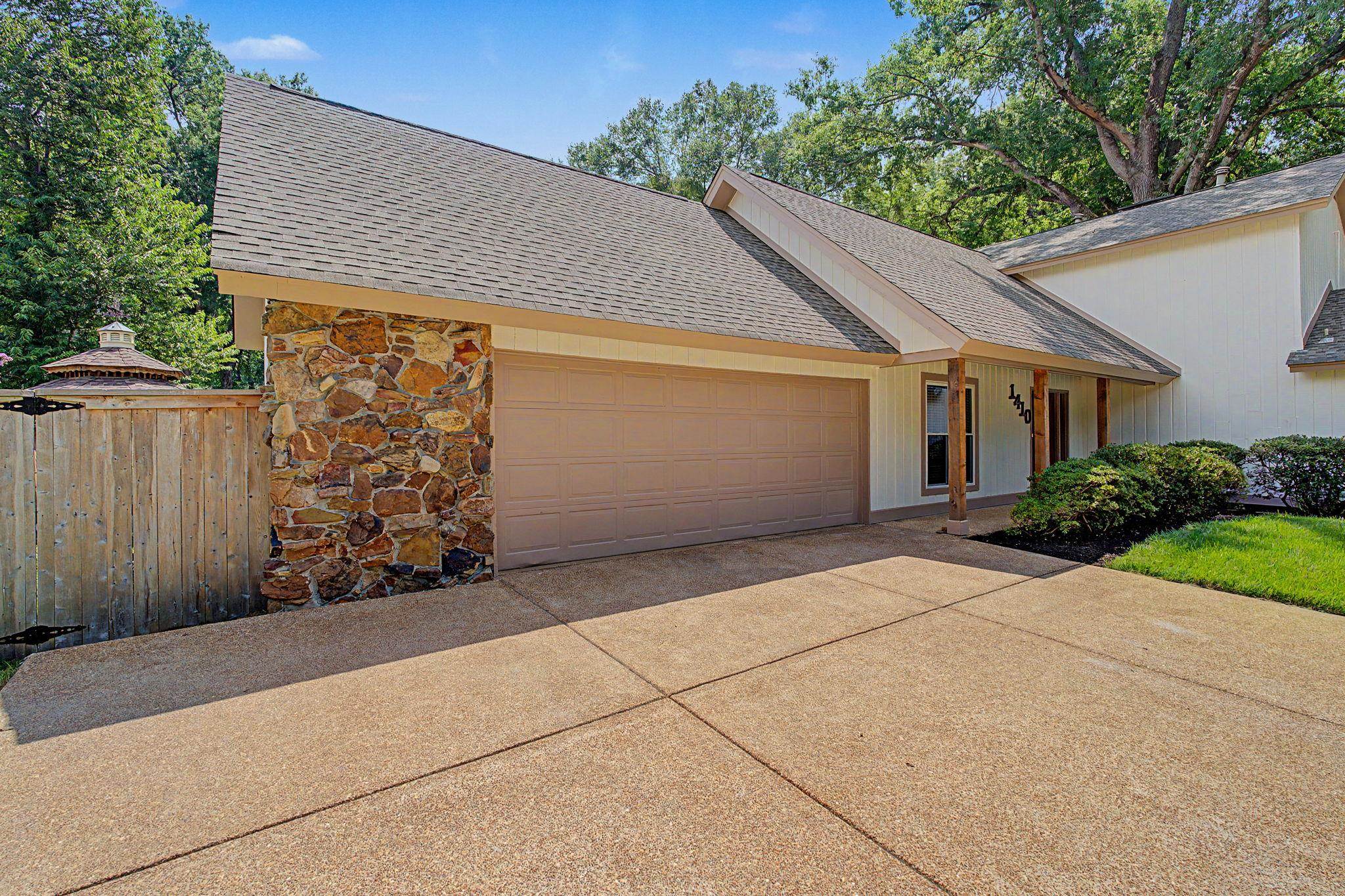 1410 RIVERWOOD CV