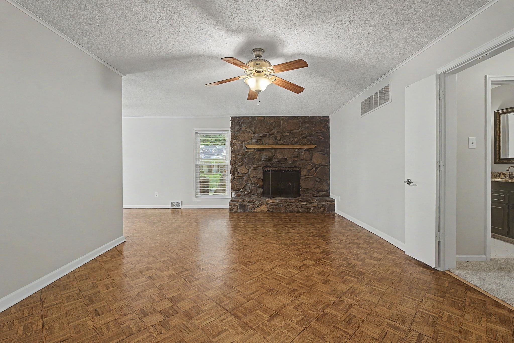 1410 RIVERWOOD CV