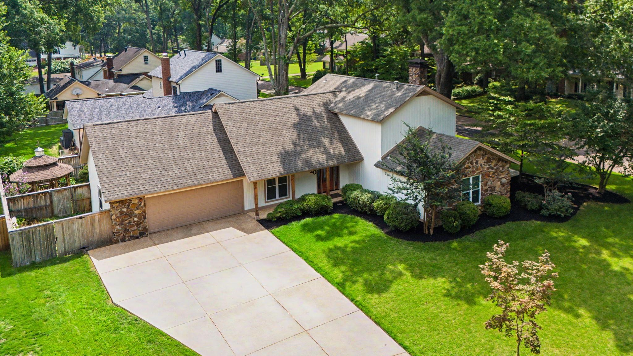 1410 RIVERWOOD CV
