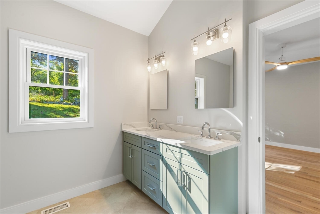 28 Riverview Rd # B, Gloucester Unit: B