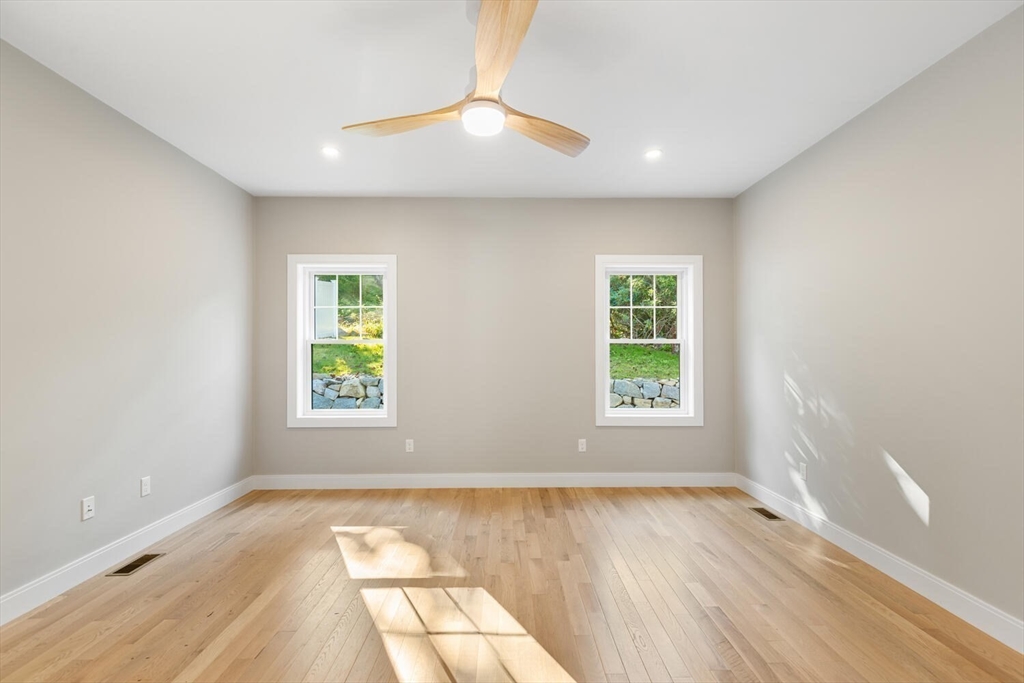 28 Riverview Rd # B, Gloucester Unit: B