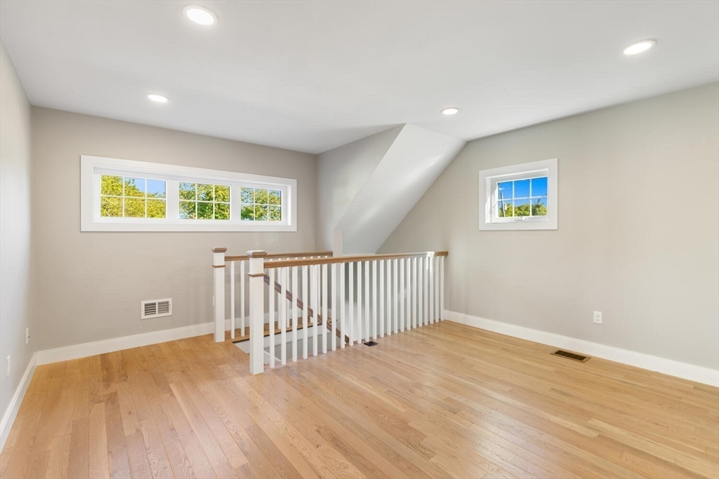 28 Riverview Rd # B, Gloucester Unit: B