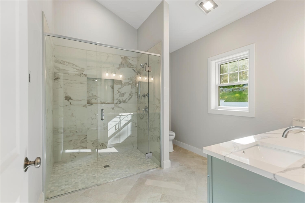 28 Riverview Rd # B, Gloucester Unit: B