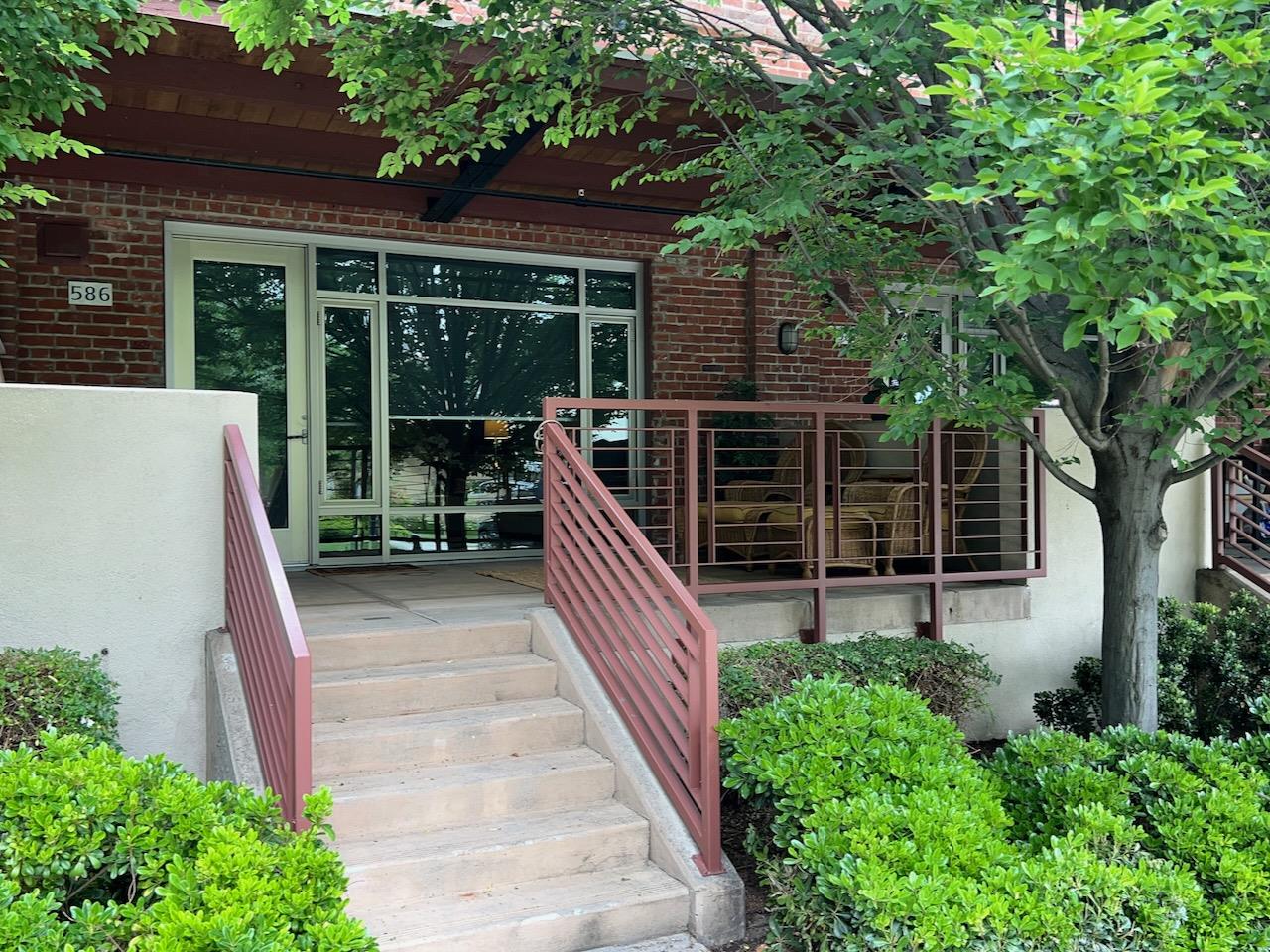 586 Manzana Place
