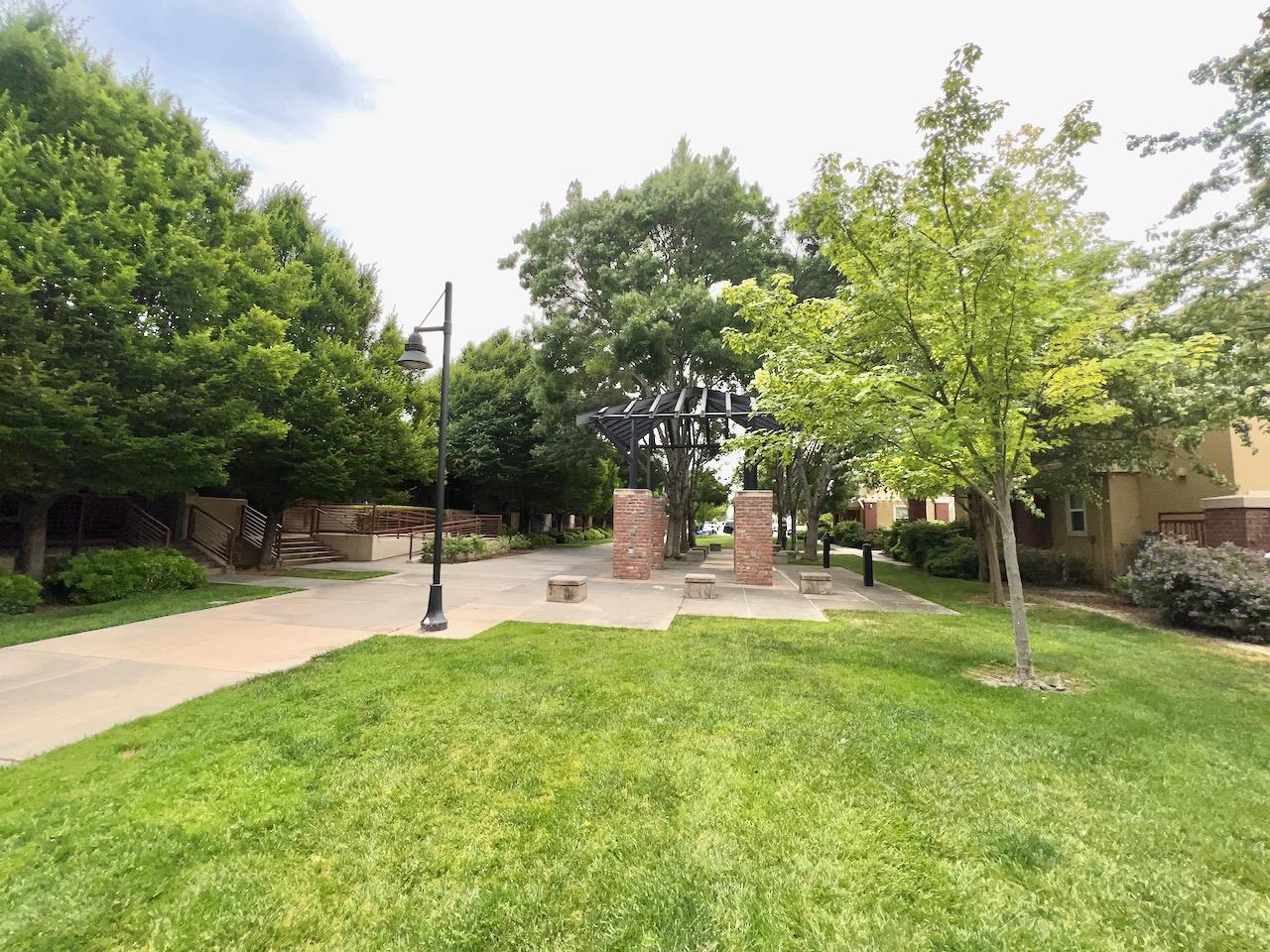586 Manzana Place