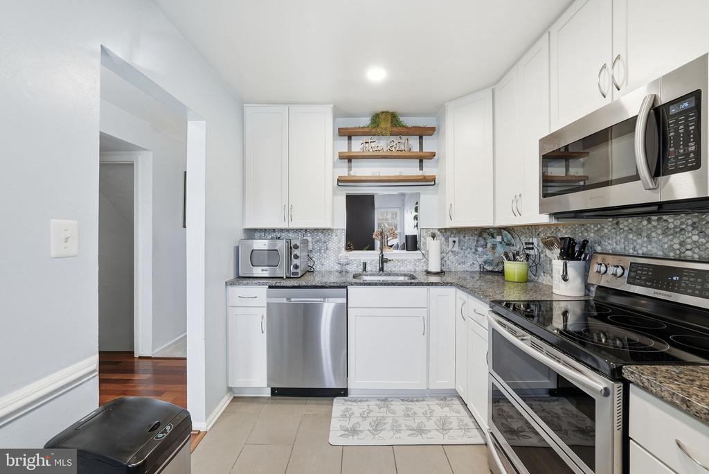 5513 WOODLAWN MANOR COURT