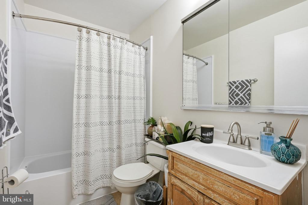 5513 WOODLAWN MANOR COURT