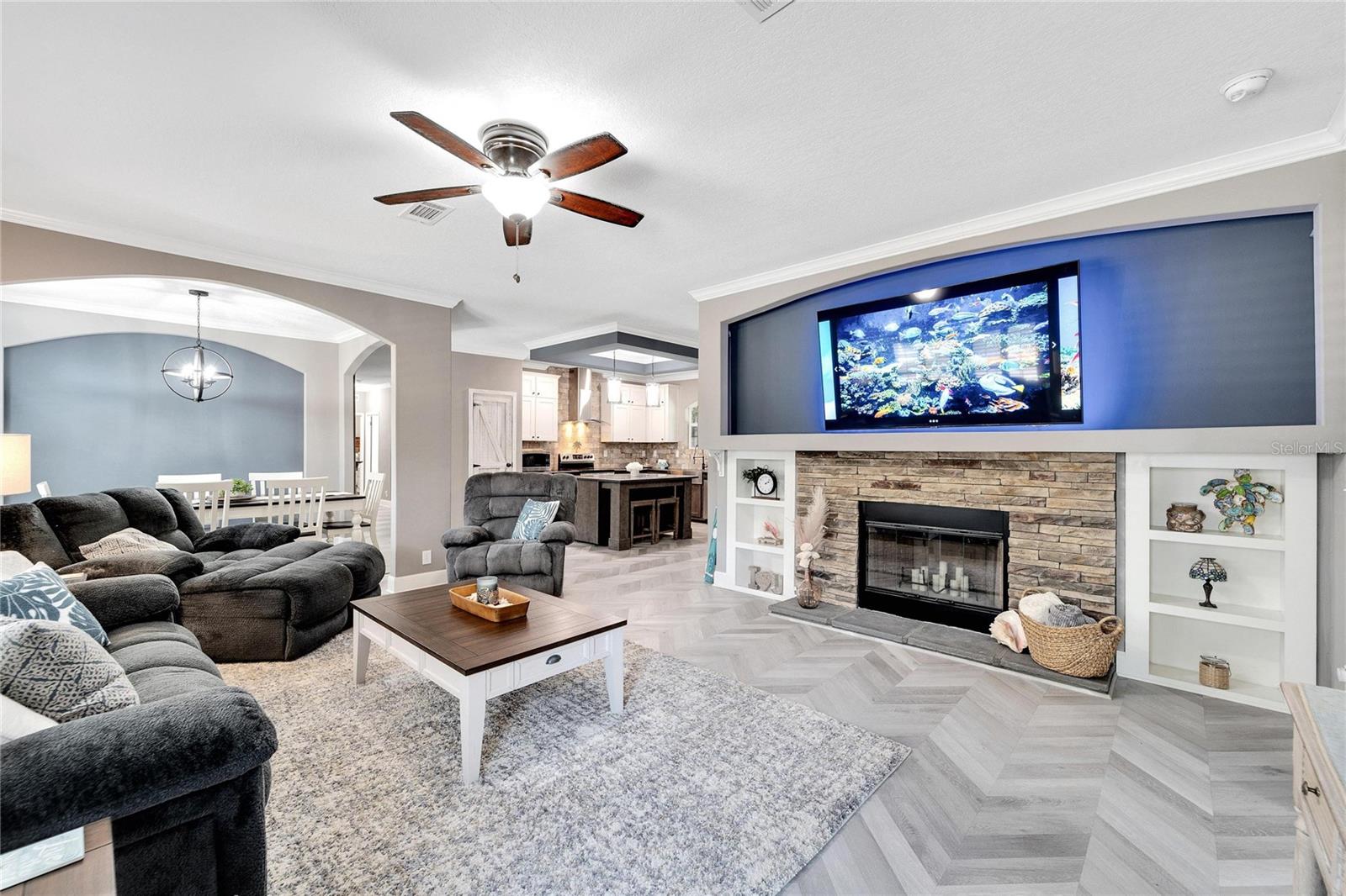 4536 N ELM DR
