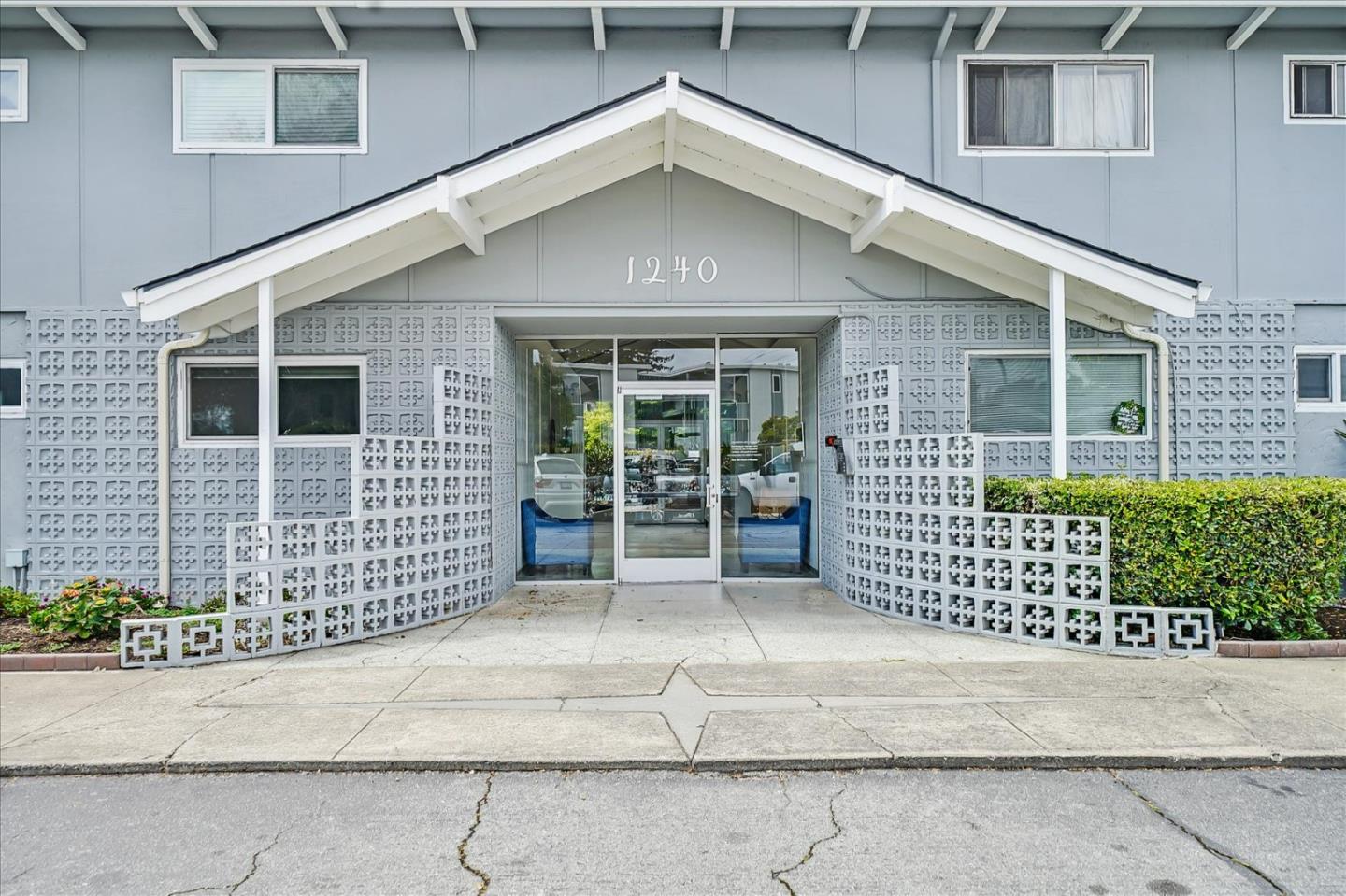 1240 Woodside RD 16