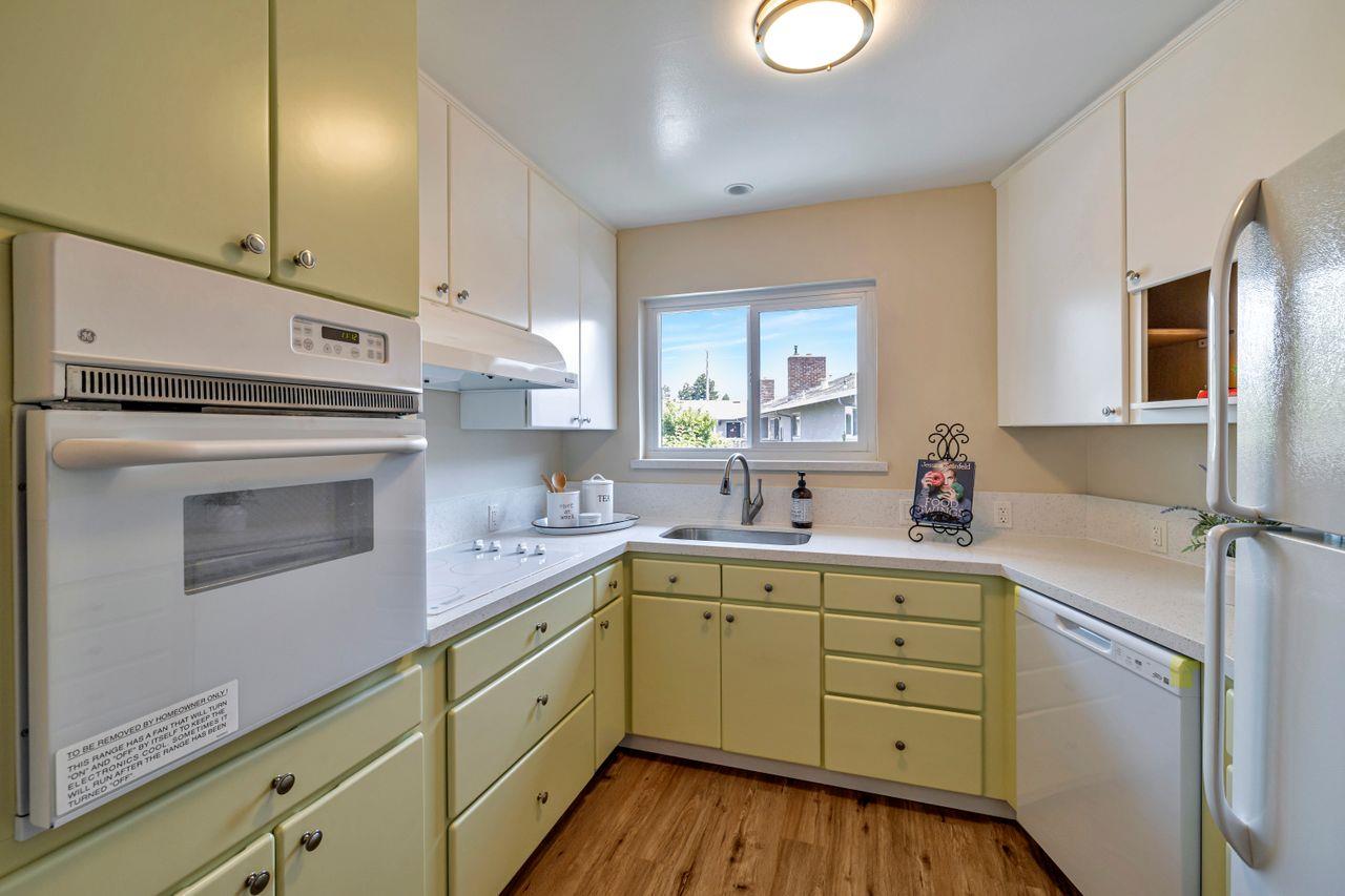 1240 Woodside RD 16