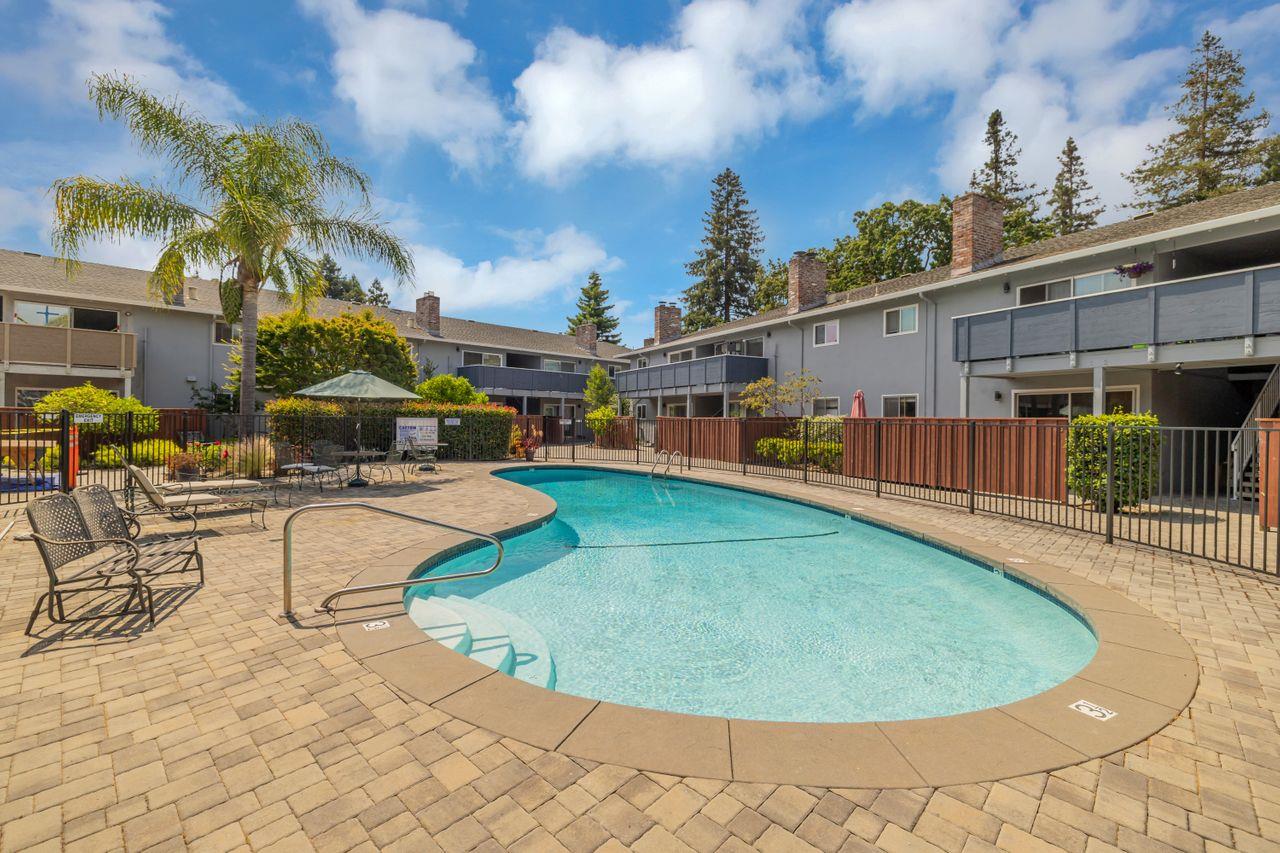 1240 Woodside RD 16