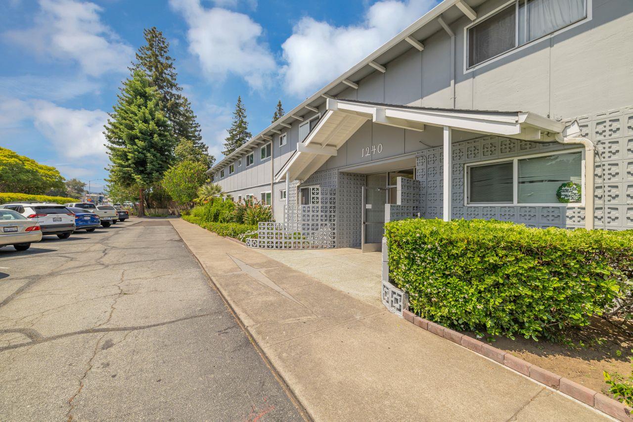 1240 Woodside RD 16