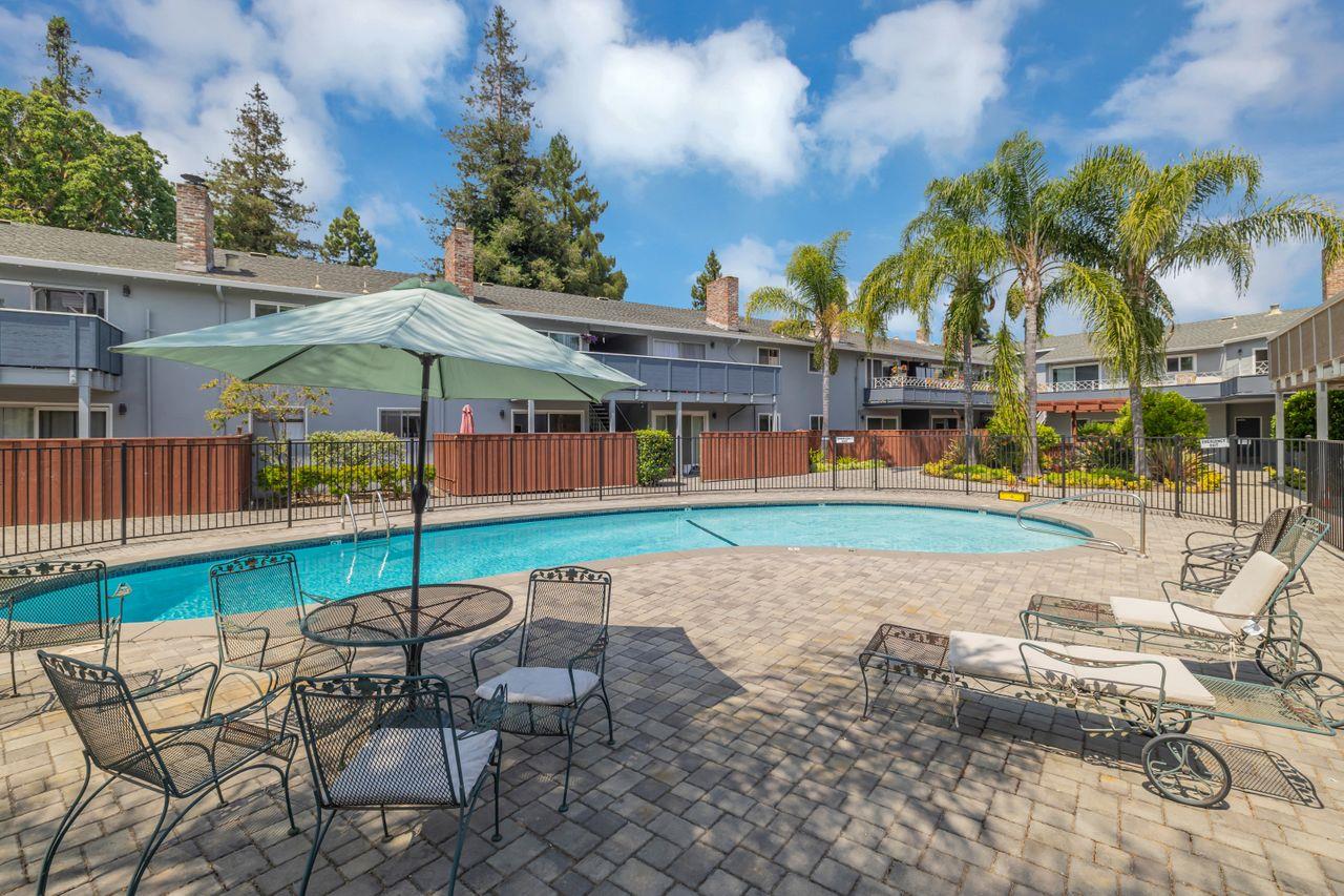 1240 Woodside RD 16