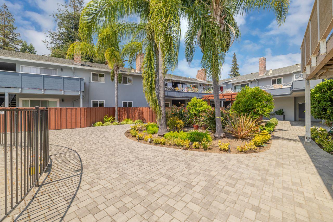 1240 Woodside RD 16