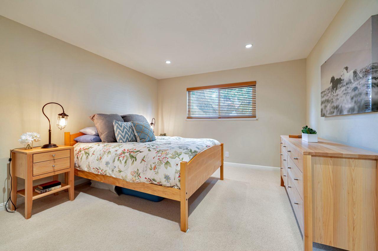 1240 Woodside RD 16