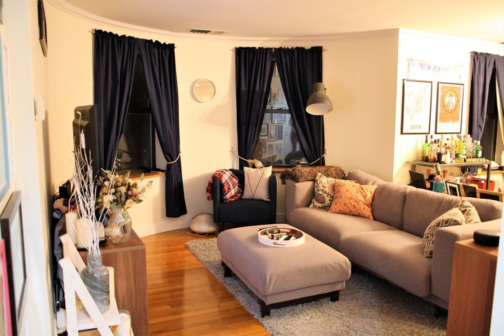 78 Gainsborough Street # 303E