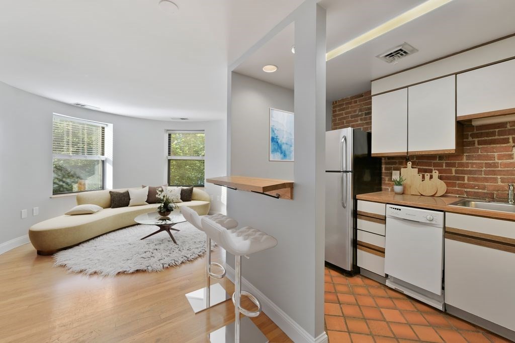 87 Gainsborough Street # 203