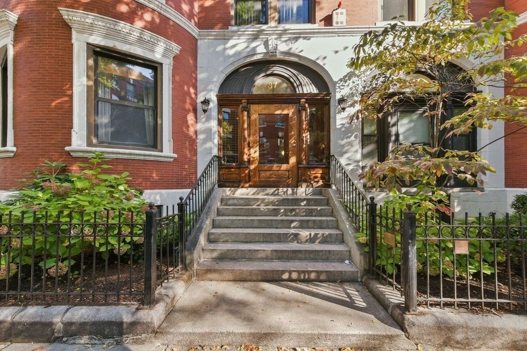 87 Gainsborough Street # 203