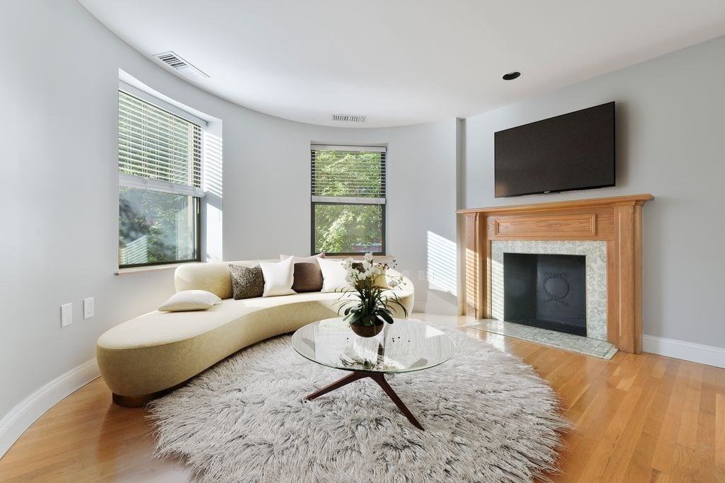 87 Gainsborough Street # 203