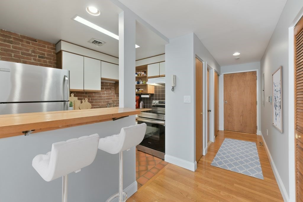 87 Gainsborough Street # 203