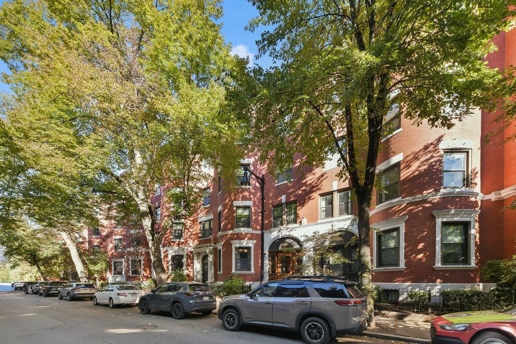 87 Gainsborough Street # 203