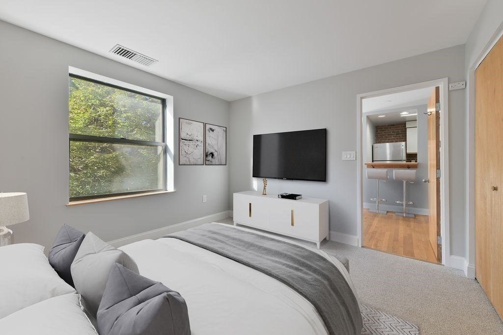 87 Gainsborough Street # 203