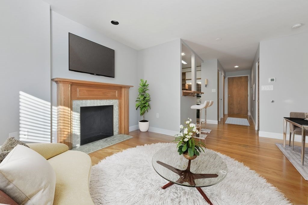 87 Gainsborough Street # 203