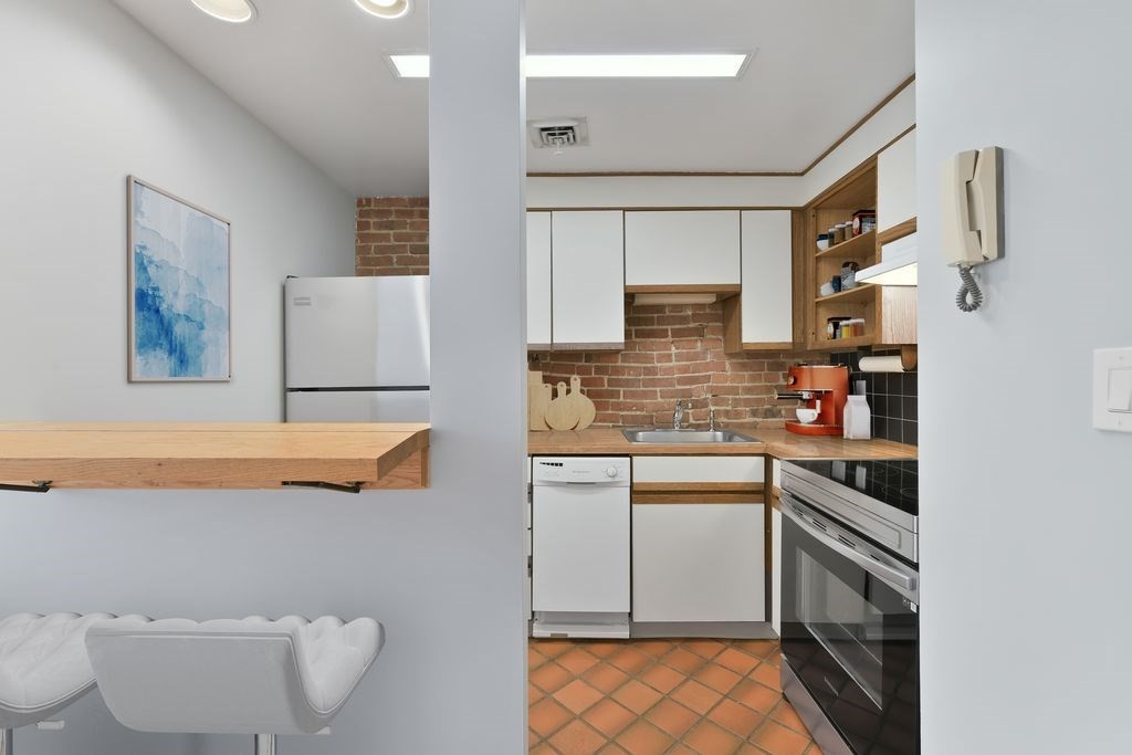 87 Gainsborough Street # 203