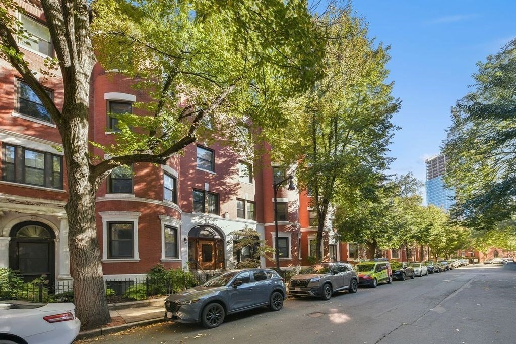 87 Gainsborough Street # 203