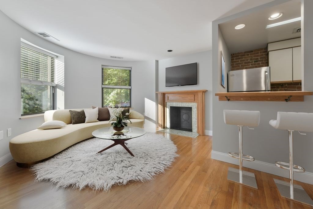 87 Gainsborough Street # 203