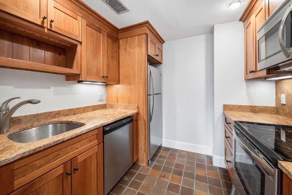 111 Gainsborough Street # 404