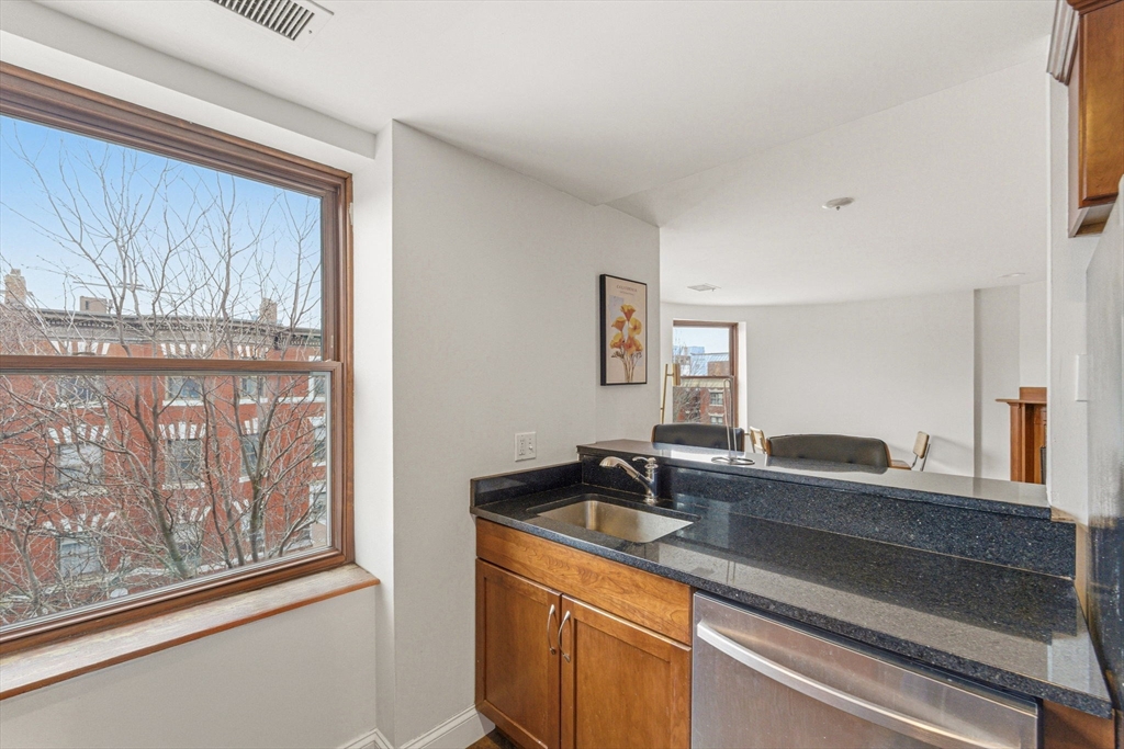 111 Gainsborough St # 401