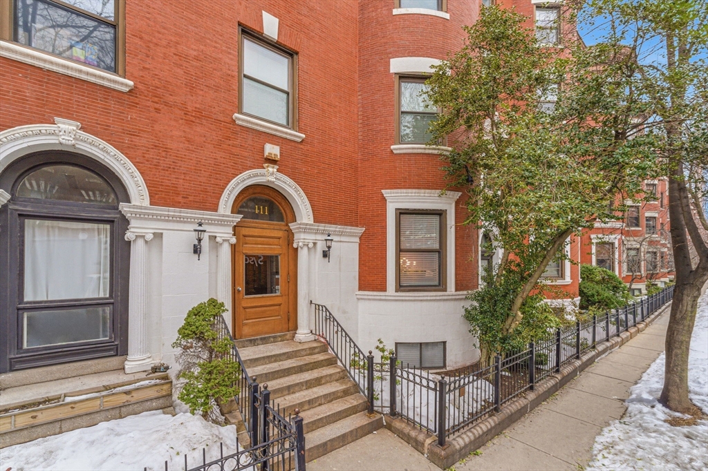 111 Gainsborough St # 401