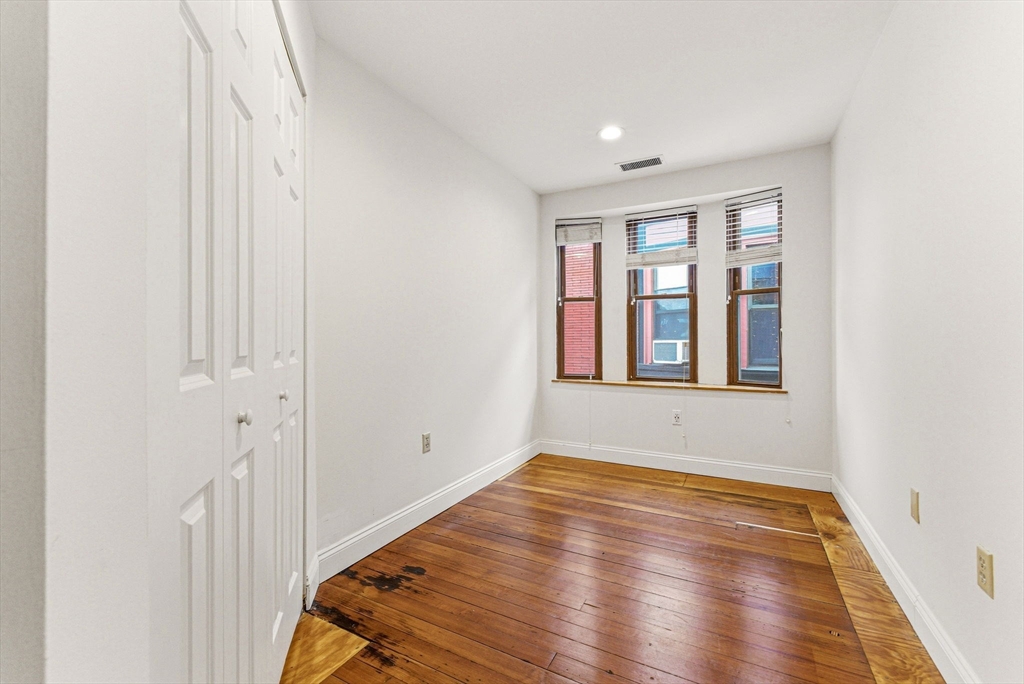 111 Gainsborough St # 401