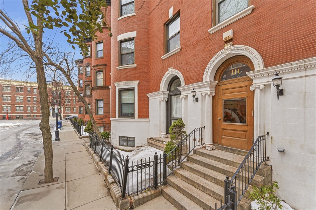 111 Gainsborough St # 401