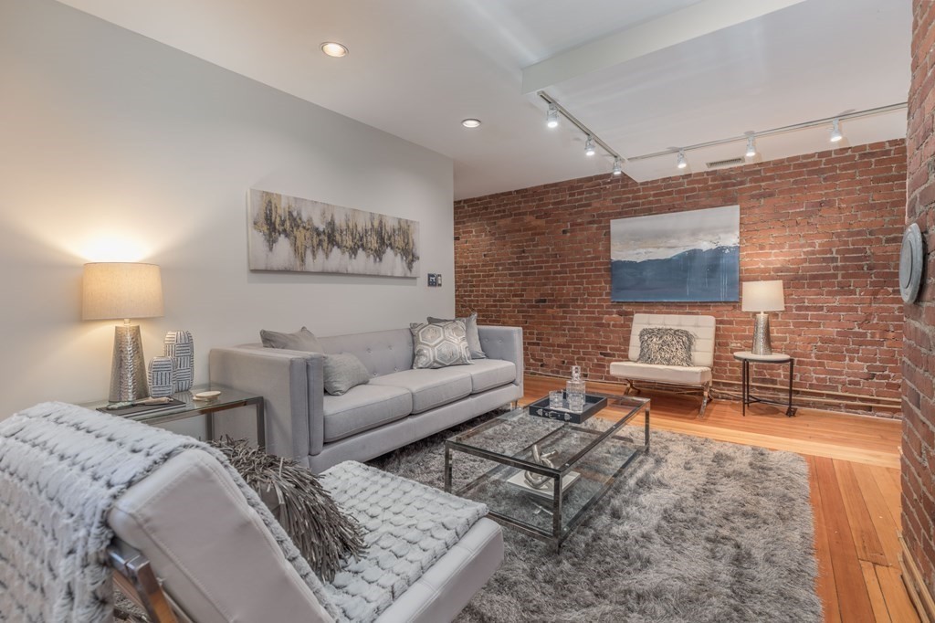 111 Gainsborough St # 308